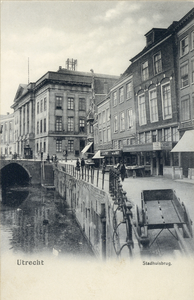 1522 Gezicht op de Vismarkt te Utrecht met op de achtergrond het stadhuis.
